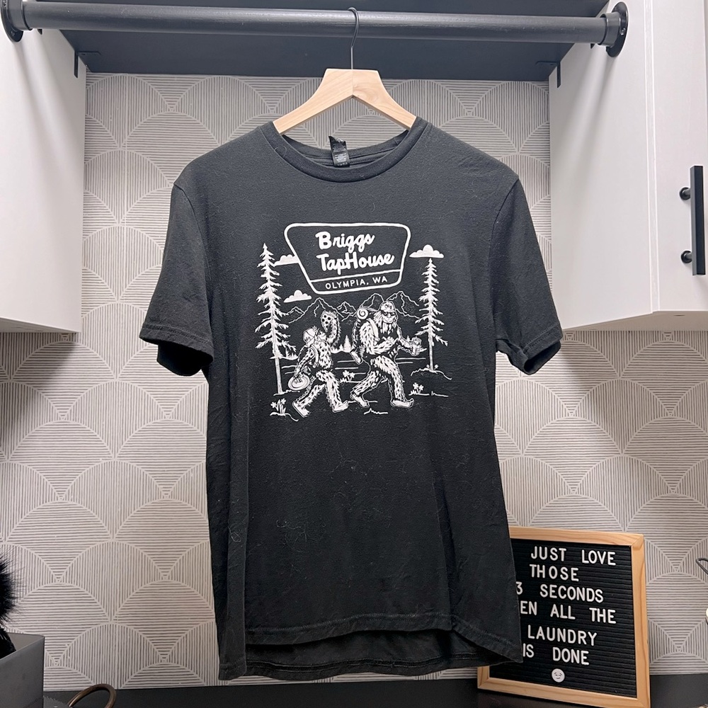 Briggs taphouse Olympia, graphic tee, size small